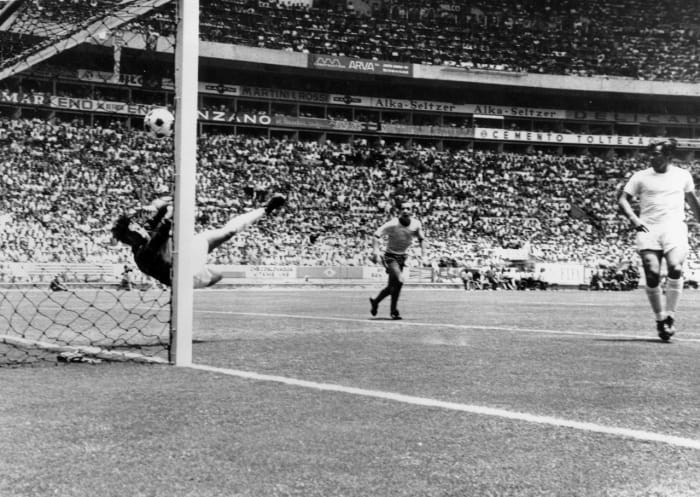 1970-gordon-banks-save-on-pele.jpg